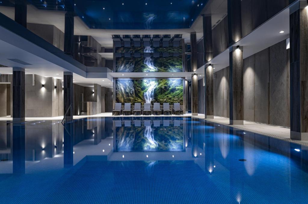 Basen w Platinum Mountain Hotel & Spa